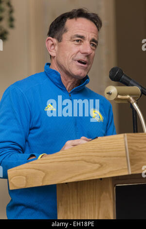 Middletown, NY, USA. 4. März 2015. Boston-Marathon-Race-Direktor DAVE McGILLIVRAY spricht auf einer Sondersitzung des Orange Runners Club Kuhl Highland House in Middletown, New York. © Tom Bushey/ZUMA Draht/Alamy Live-Nachrichten Stockfoto