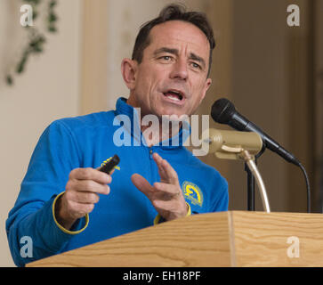 Middletown, NY, USA. 4. März 2015. Boston-Marathon-Race-Direktor DAVE McGILLIVRAY spricht auf einer Sondersitzung des Orange Runners Club Kuhl Highland House in Middletown, New York. © Tom Bushey/ZUMA Draht/Alamy Live-Nachrichten Stockfoto