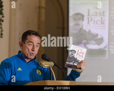 Middletown, NY, USA. 4. März 2015. Boston-Marathon-Race-Direktor DAVE McGILLIVRAY spricht auf einer Sondersitzung des Orange Runners Club Kuhl Highland House in Middletown, New York. Hält er eine Kopie seines Buches '' der letzte Pick'', die auch auf dem Bildschirm. © Tom Bushey/ZUMA Draht/Alamy Live-Nachrichten Stockfoto