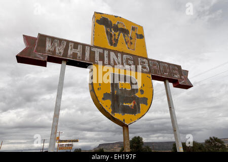 Verwitterte Zeichen für die verlassene Wittling Bros-Tankstelle und Motel steht noch an der Route 66 westlich von San Fidel, New Mexico. Stockfoto