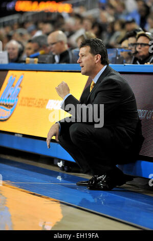 Los Angeles, Kalifornien, USA. 4. März 2015. UCLA Bruins Cheftrainer Steve Alford in der zweiten Hälfte während der College-Basketball-Spiel zwischen den USC Trojans und den UCLA Bruins an Pauley Pavilion in Los Angeles, California.The UCLA Bruins besiegen die USC Trojans 85-74. Bildnachweis: Cal Sport Media/Alamy Live-Nachrichten Stockfoto