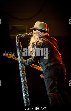 Toronto, Ontario, Kanada. 4. März 2015. Bassist der amerikanischen Rock-Band ZZ Top DUSTY HILL führt bei Peterborough-Gedenkstätte. Bildnachweis: Igor Vidyashev/ZUMA Draht/Alamy Live-Nachrichten Stockfoto