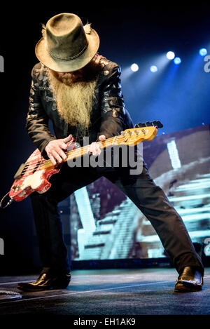 Toronto, Ontario, Kanada. 4. März 2015. Bassist der amerikanischen Rock-Band ZZ Top DUSTY HILL führt bei Peterborough-Gedenkstätte. Bildnachweis: Igor Vidyashev/ZUMA Draht/Alamy Live-Nachrichten Stockfoto