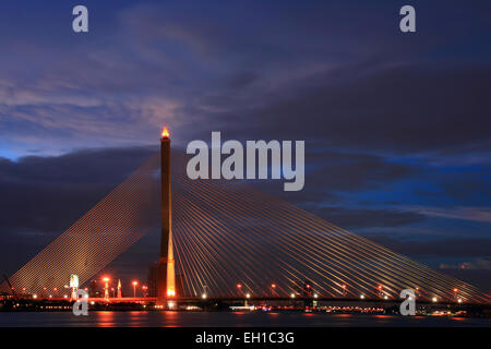 Thailand Mega Bridge, Rama 8, in der Nähe von Hafen in der Abenddämmerung in Bangkok Stockfoto