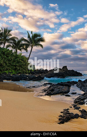 Erstes Licht offenbart die Schönheit der einsamen Hochzeit-Strand auf Hawaii Insel Maui. Stockfoto