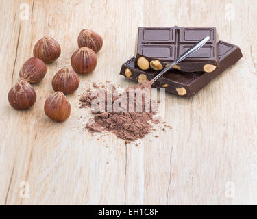 Vorderansicht des überdachten Teelöffel Kakao, Schokolade und Haselnüsse. Stockfoto