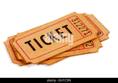 Kleine Haufen von alten Eintrittskarten isoliert auf einem weißen Hintergrund. Stockfoto