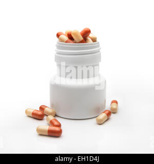 Flasche leer Pillen vor weißem Hintergrund Stockfoto