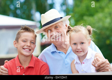 Porträt eines glücklichen senior mit Enkeln Stockfoto