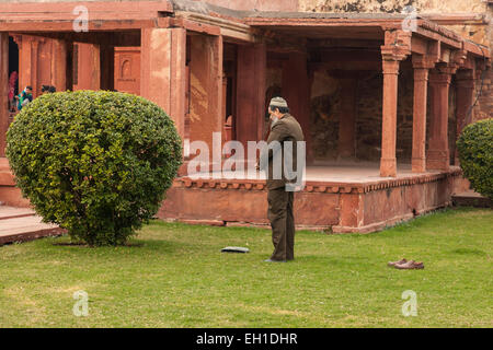 Dian Mann, der betet auf seine eigene in Fatehpur Sikri, Uttar Pradesh, Indien Stockfoto