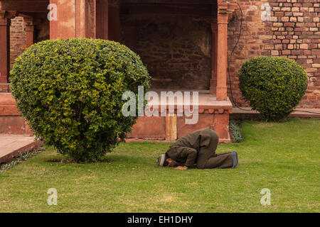 Dian Mann, der betet auf seine eigene in Fatehpur Sikri, Uttar Pradesh, Indien Stockfoto