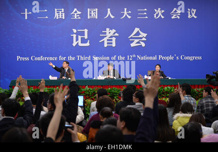 (150305)--Peking, 5. März 2015 (Xinhua)--Xu Shaoshi (C zurück), Leiter der chinesischen nationalen Entwicklungs- und Reformkommission, gibt eine Pressekonferenz für die dritte Sitzung des Chinas 12. nationalen Volksarmee Kongress (NPC) auf die wirtschaftliche Situation und die Makro-ökonomische Steuerung in Peking, Hauptstadt von China, 5. März 2015. Die dritte Tagung des 12. NPC Chinas eröffnet in Peking am 5. März. (Xinhua/Li Xin) (Yxb) Stockfoto