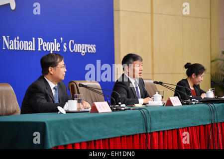 (150305)--Peking, 5. März 2015 (Xinhua)--Xu Shaoshi (C), Leiter der chinesischen nationalen Entwicklungs- und Reformkommission, gibt eine Pressekonferenz für die dritte Sitzung des Chinas 12. nationalen Volksarmee Kongress (NPC) auf die wirtschaftliche Situation und die Makro-ökonomische Steuerung in Peking, Hauptstadt von China, 5. März 2015. Die dritte Tagung des 12. NPC Chinas eröffnet in Peking am 5. März. (Xinhua/Li Xin) (Yxb) Stockfoto