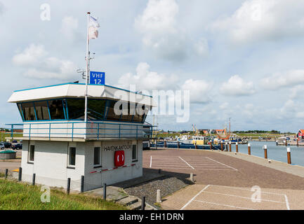 Hafen des Fischerdorfes Oudeschild mit Hafenbüro auf der Insel Texel. Stockfoto