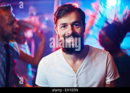 Young bärtiger Mann in Nachtclub Stockfoto