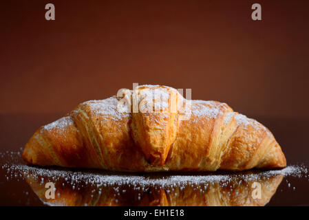 Frisch gebackene Croissants mit Zucker Stockfoto