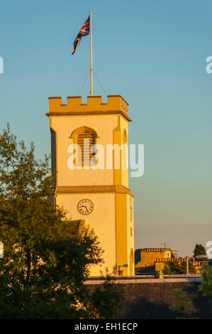 der Turm der alten Kirk Kilmacolm durch Abendlicht beleuchtet Stockfoto