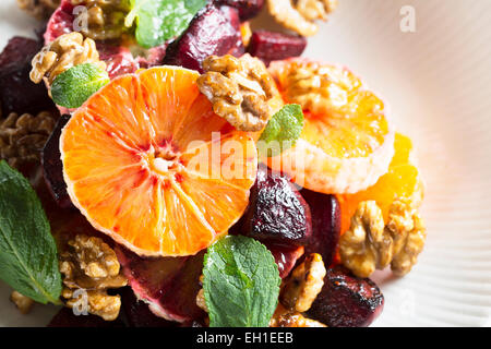 Rote Beete und Orangensalat mit Walnüssen und Minze. Stockfoto