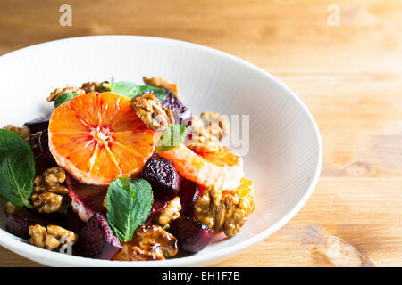 Rote Beete und Orangensalat mit Walnüssen und Minze. Stockfoto