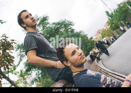 Schwule Liebespaar in Außenmaße Stockfoto