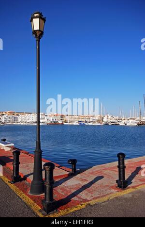 Yachten in der Marina auf der Rückseite mit einem schmiedeeisernen Straßenlaterne in den Vordergrund, Almerimar, Andalusien, Spanien. Stockfoto