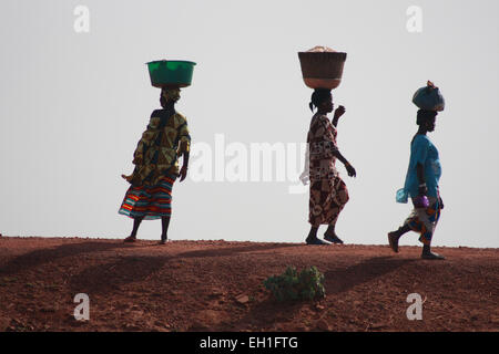 SANGA, MALI - 29. September 2008: Unbekannte Frauen vom Dorf im Dogonland Stockfoto