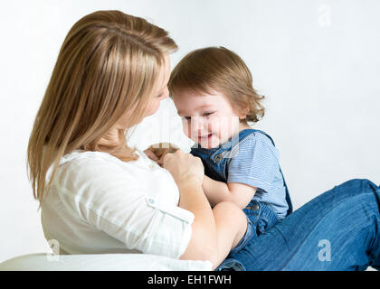 Mutter und Kind Spaß Zeitvertreib. Elternschaft Glück Konzeption. Stockfoto