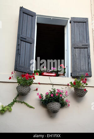 Blaue französische Fensterläden aus Holz, Aix Südfrankreich Stockfoto