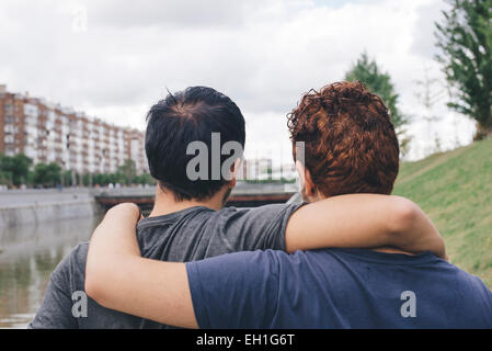 Schwule Liebespaar in Außenmaße Stockfoto