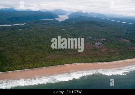 Eine Luftaufnahme von abgelegenen Strand Burnett und Belize Inlet, in der Great Bear Rainforest, British Columbia, Kanada. Stockfoto