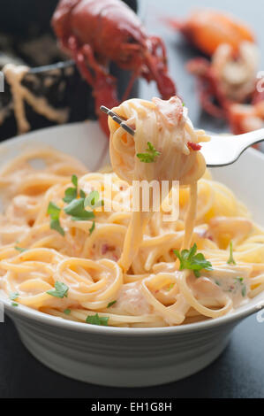 Frisch gekochte Spaghetti mit gewürzte cremige Langusten-Sauce. Stockfoto