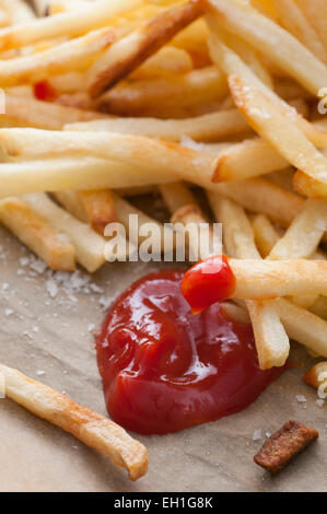 Pommes frites serviert mit Salz und Ketchup. Stockfoto