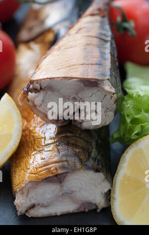 Frisch geräucherte Makrele mit Salat. Stockfoto