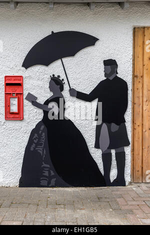 Ausschnitte von Queen Victoria und John Brown neben einen Briefkasten an der Königin View Visitor Center Center, Wald von Tay, Schottland. Stockfoto