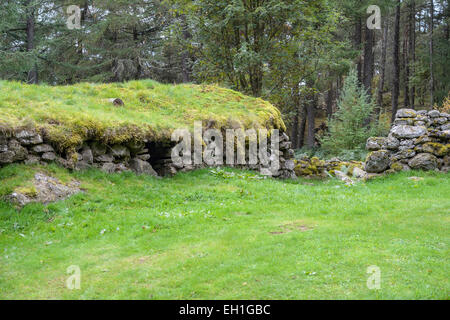 Hebt - einer verlassenen zerstörten 19.Jahrhundert Bauernhof in Tay Wald, Schottland. Stockfoto