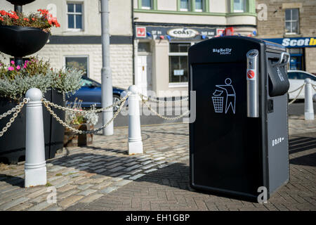 Ein "Dicker Bauch" solar angetriebene Behälter an Anstruther Strandpromenade, Fife, Schottland. Stockfoto