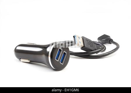 Zwei-Port-Usb-Kfz-Ladegerät mit Kabel auf sauberer Hintergrund Stockfoto