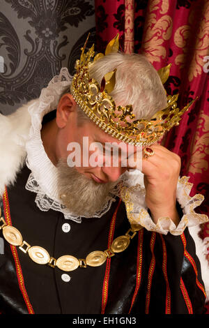 Nachdenklich und besorgt König auf seinem Thron sitzen Stockfoto