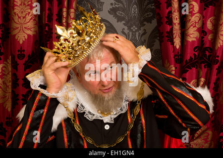 Nachdenklich und besorgt König auf seinem Thron sitzen Stockfoto