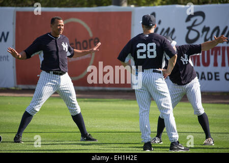 Tampa, Florida, USA. 4. März 2015. Alex Rodriguez Joe Girardi (Yankees) MLB: Alex Rodriguez (L) der New York Yankees und Manager Joe Girardi (28) werden gesehen, während die Major League Baseball Frühling Ausbildung bei George M. Steinbrenner Field in Tampa, Florida, Vereinigte Staaten von Amerika. © Thomas Anderson/AFLO/Alamy Live-Nachrichten Stockfoto