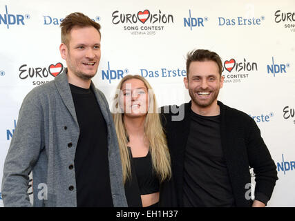 Hannover, Deutschland. 4. März 2015. Die Mitglieder der Band "Fahrenhaidt" Erik Macholl, Amanda Pedersen und Andreas John Lächeln während einer Pressekonferenz für die deutschen vorläufigen Runde des Eurovision Songcontest (ESC) "Unser Lied für Österreich" in Hannover, 4. März 2015. Die 60. ESC wird am 23. Mai 2015 in Wien stattfinden. Foto: PETER STEFFEN/Dpa/Alamy Live News Stockfoto