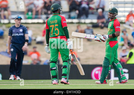 Nelson, Neuseeland. 5. März 2015. Shakib Al Hasan und Sabbir Rahman Roman sowohl von Bangladesch (L-R) während der ICC Cricket World Cup Match zwischen Bangladesch und Schottland an Saxton Oval am 5. März 2015 in Nelson, Neuseeland. Bildnachweis: Dpa/Alamy Live-Nachrichten Stockfoto