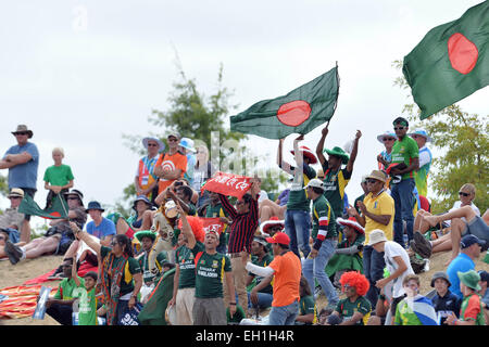 Nelson, Neuseeland. 5. März 2015. Fans von Bangladesch feiern während der ICC Cricket World Cup Match zwischen Bangladesch und Schottland an Saxton Oval am 5. März 2015 in Nelson, Neuseeland. Bildnachweis: Dpa/Alamy Live-Nachrichten Stockfoto