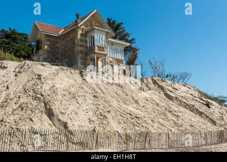 Haus auf Dünen mit starken Erosion der Dünen am Meer in Frankreich, Soulac Sur Mer. Stockfoto