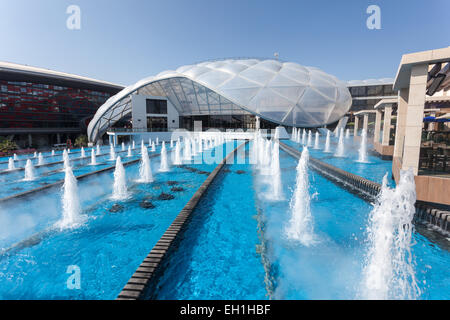 Brunnen der Themenpark Ferrari World auf Yas Island, Abu Dhabi. 19. Dezember 2014 in Abu Dhabi, Vereinigte Arabische Emirate Stockfoto