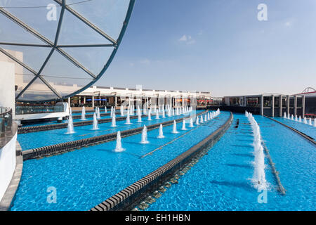 Brunnen der Themenpark Ferrari World auf Yas Island, Abu Dhabi. 19. Dezember 2014 in Abu Dhabi, Vereinigte Arabische Emirate Stockfoto