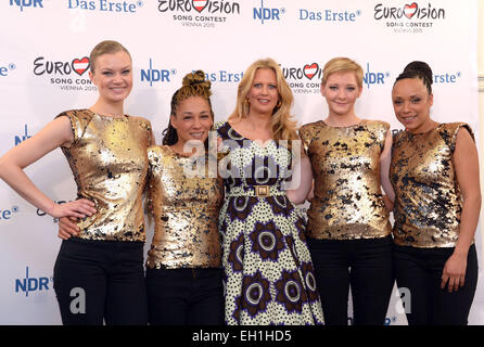 Hannover, Deutschland. 4. März 2015. Presenter Barbara Schoeneberger (C) posiert mit Mitgliedern der Band "Laing" Nicola Rost (l), Marisa Akeny (2 L), Larissa Pesch (2. R) und Johanna Marschall während einer Pressekonferenz für der deutschen Vorausscheidung des Eurovision Song Contest (ESC) Runde "Unser Lied für Österreich" in Hannover, 4. März 2015. Die 60. ESC wird am 23. Mai 2015 in Wien stattfinden. Foto: PETER STEFFEN/Dpa/Alamy Live News Stockfoto