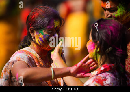 Santiniketan, Indien. 5. März 2015. Menschen Abstrich einander mit farbigen Pulvern das Holi-fest in Santiniketan, einer kleinen Stadt nahe Bolpur in Birbhum Bezirk von West Bengal, Indien, am 5. März 2015 zu feiern. "Holi", das Fest der Farben, ist ein Volksfest für das kommen des Frühlings und es in West-Bengalen in Indien am Tag des Vollmondes jährlich im März fällt. Leute spielen mit Farbpulver auf einander mit großer Freude. Bildnachweis: Zheng Huansong/Xinhua/Alamy Live-Nachrichten Stockfoto