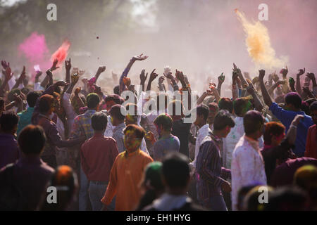 Santiniketan, Indien. 5. März 2015. Die Leute werfen farbige Pulvern, wie sie tanzen um das Holi-fest in Santiniketan, einer kleinen Stadt nahe Bolpur in Birbhum Bezirk von West Bengal, Indien, am 5. März 2015 feiern. "Holi", das Fest der Farben, ist ein Volksfest für das kommen des Frühlings und es in West-Bengalen in Indien am Tag des Vollmondes jährlich im März fällt. Leute spielen mit Farbpulver auf einander mit großer Freude. Bildnachweis: Zheng Huansong/Xinhua/Alamy Live-Nachrichten Stockfoto