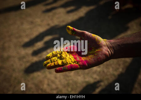 Santiniketan, Indien. 5. März 2015. Ein Mann zeigt farbige Pulver, wie er das Holi-fest in Santiniketan, einer kleinen Stadt nahe Bolpur in Birbhum Bezirk von West Bengal, Indien, am 5. März 2015 feiert. "Holi", das Fest der Farben, ist ein Volksfest für das kommen des Frühlings und es in West-Bengalen in Indien am Tag des Vollmondes jährlich im März fällt. Leute spielen mit Farbpulver auf einander mit großer Freude. Bildnachweis: Zheng Huansong/Xinhua/Alamy Live-Nachrichten Stockfoto